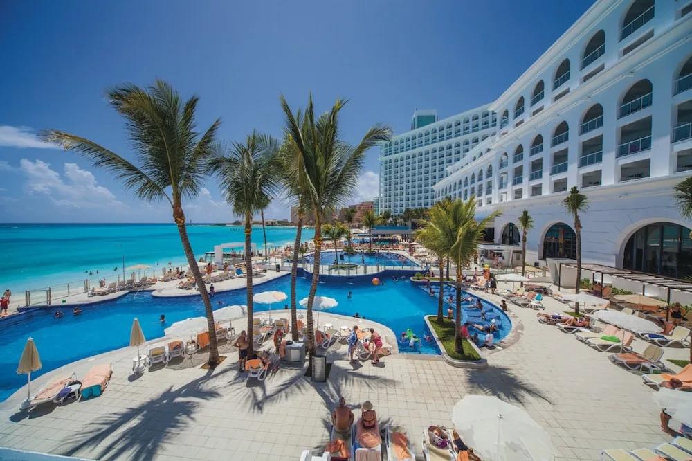 Main pool, beach and bay water at Hotel Riu Cancún
