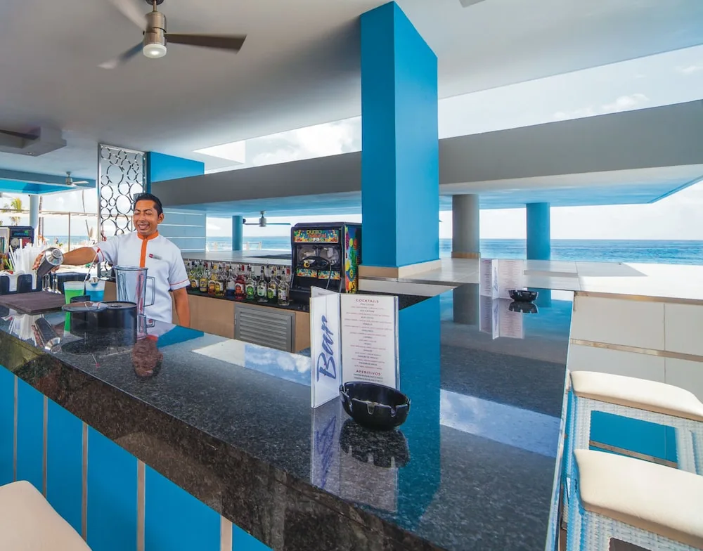 Pool bar at Hotel Riu Cancún