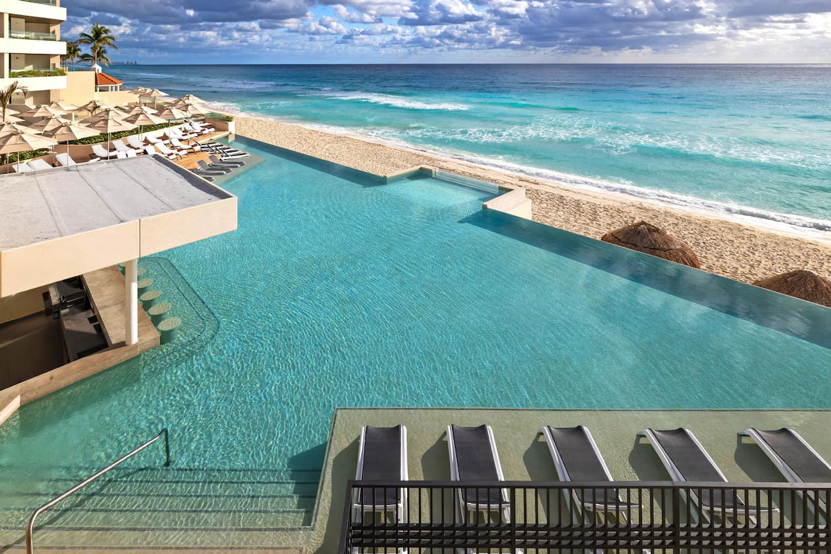 Swim-up pool bar at Secrets Mirabel Cancún